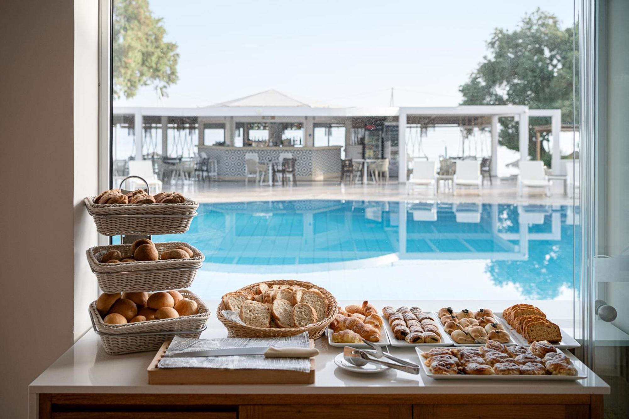 Alexia Beach Hotel Agia Marina  Exterior photo